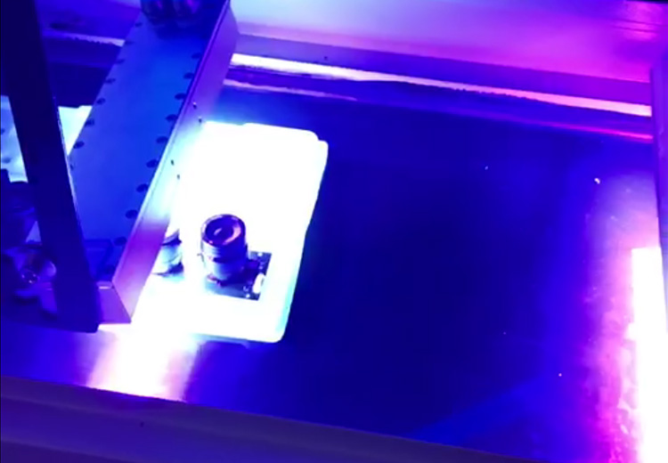 Cold‑light 395nm LED UV curing lamp curing printed workpiece, low‑heat glass UV ink processing