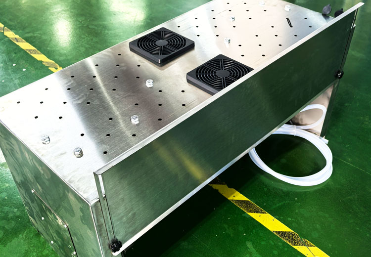 Controllable low-temperature LED UV curing equipment on automatic conveyor line. Soft glue workpieces avoid thermal shrinkage to maintain precise dimensional tolerance.